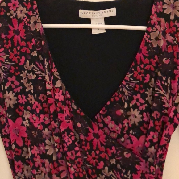 GEOFFREY BEENE Sport pink flowered top small - Picture 3 of 3